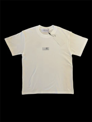 Maison Margiela t-shirt - Säljer denna riktigt snygga och helt nya vita T-shirten med tryck i storlek S. Perfekt nu inför sommaren! Hör av er ifall ni har några frågor! ⭐️