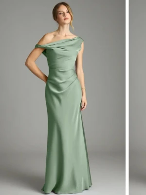 Grön balklänning i satin - Grön långklänning i satin med offshoulder och oneshoulder-design. Endast använd en gång och är perfekt till bröllop och bal!💃🏼
