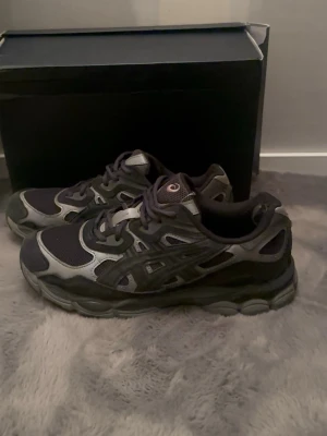 Asics gel nyc - asics gel nyc i strl 44, skicket är bra förutom att vänstra skon är hälen lite sönder men det känns inte obekvämt eller nått, det märks knappt
