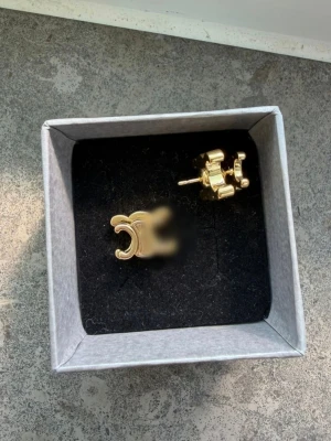 Guldpläterade örhängen - Snygga örhängen i guldpläterad metall med unik design. Perfekta för att ge din stil en cool och trendig touch. DM för flera bilder 🌸 Följ accessoarer_aa på Instagram för mer saker!