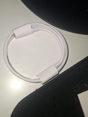 Vit USB-C till Lightning kabel - Säljer en vit USB-C till Lightning kabel som passar till iPhone och andra Apple-produkter. Kabeln är rund, flexibel och har en slät yta i plast. Perfekt för laddning och synkronisering av din mobil eller surfplatta.