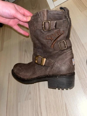 Läderboots från Svea - Assnygga boots köpta på Vinted som tyvärr var aningens för stora för mig. Hoppas dessa kommer till användning på nån festival i sommar! 😎