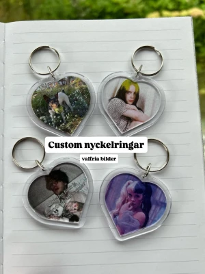 Custom nyckelring  - Beställ din egna nyckelring med 2 st valfria bilder. Hör av er privat för frågor. Storlek ca 5 cm 🩷 bilden behöver kunna klippas i en hjärtform, välj bilder med detta i tanken 🩷