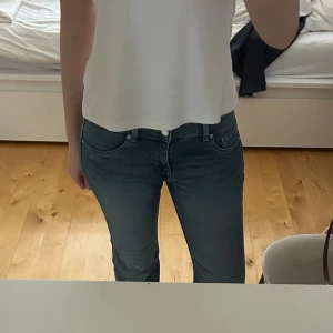 Jeans H&M - Säljer dessa snygga jeans från H&M i storlek 38 (men på mig sitter de som 36 brukar göra). De är lite stretchiga i midjan. Skriv för frågor eller fler bilder❤️