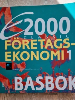 E2000 Classic Företagsekonomi 1 Basbok - E2000 Classic Företagsekonomi 1 Basbok är en kursbok. Boken är tryckt i mjukt omslag och används i komvux- och gymnasiekurser inom företagsekonomi.