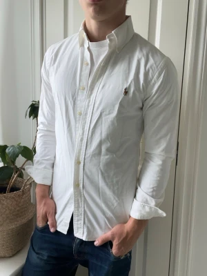 Ralph lauren skjorta  - Ralph lauren skjorta, lite ostruken. Inga defekter! Modellen i bilderna är 180 cm 75 kg och bär Storlek S slim fit , Kom med frågor! 🌟 (Kan gå ned i pris vid köp av paket 😉) 