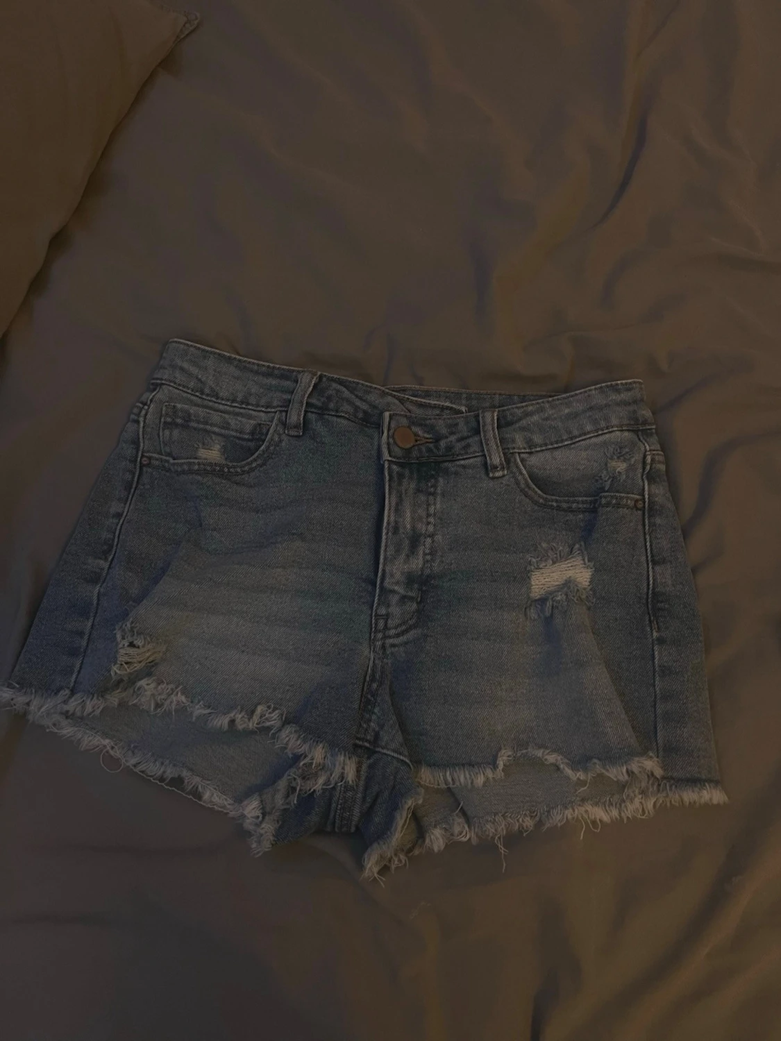 Blå jeansshorts med fransig kant - 2