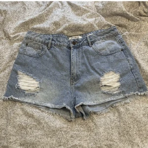 Jeans Shorts - Säljer dessa söta jeansshorts som tyvärr inte passade, köpta på plick. Skulle säga att de är mer S/M då det inte finns stretch i de fast det står L. Hör av er vid frågor!