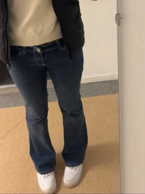 Nelly jeans  - Lågmidjade bootcut jeans från Nelly. Nypris 699kr 