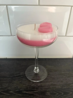 Valentines ljus Pink bliss - Valentine edition ljus. Ett doftljus som doftar söt vanilj och ser ut som en drink med detaljerade hjärtan. Brinntiden är över 16 timmar. Finns att hämta upp på ProCivitas Privata Gymnasium Södermalm, Tullgardsgatan 12, om man inte vill betala frakt!