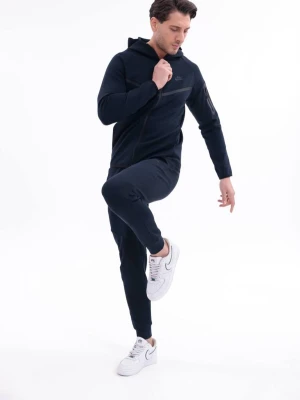 Svarta mjukisbyxor från Nike - Snygga svarta mjukisbyxor från Nike med smal passform och resår vid benslut. Byxorna har diskret logga på benet och är tillverkade i mjukt material som passar perfekt för chill eller träning. Matcha med hoodie för en komplett look.                      Prutat och klart . Komplett dress 