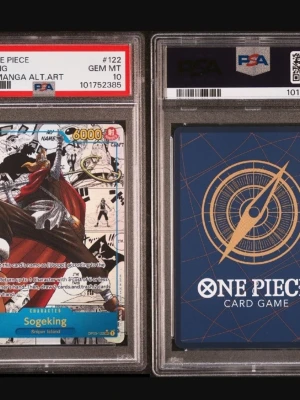 One Piece Sogeking Manga Alt Art - Säljer ett samlarkort från One Piece Card Game med Sogeking i Manga Alt Art-version. Kortet har färgstark design med svart, röd och gul färgskala och är innesluten i en PSA-skyddad plastkapsel. Perfekt för fans av anime och samlarkortspel.