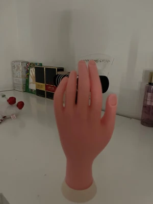 Nagel tränings hand - En helt ny tränings hand som du kan träna att göra naglar på, aldrig testat för råkade beställa denna så helt ny, nypris 75kr