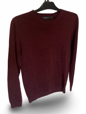 Vinröd merinoulltröja Dressmann - Säljer en vinröd stickad tröja från Dressmann i mjuk merinoull. Tröjan har rund halsringning, långa ärmar och en enkel, stilren design som passar perfekt till lager-på-lager. Perfekt för dig som gillar klassisk och clean stil. Helt oanvänd. Nypris 699kr. Den är aldrig använd 