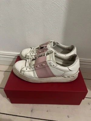 Valentino sneakers💕 - Säljes/bytes då de är försmå, strl 38🥰 låda och kvitto skickas med🌟okej skick