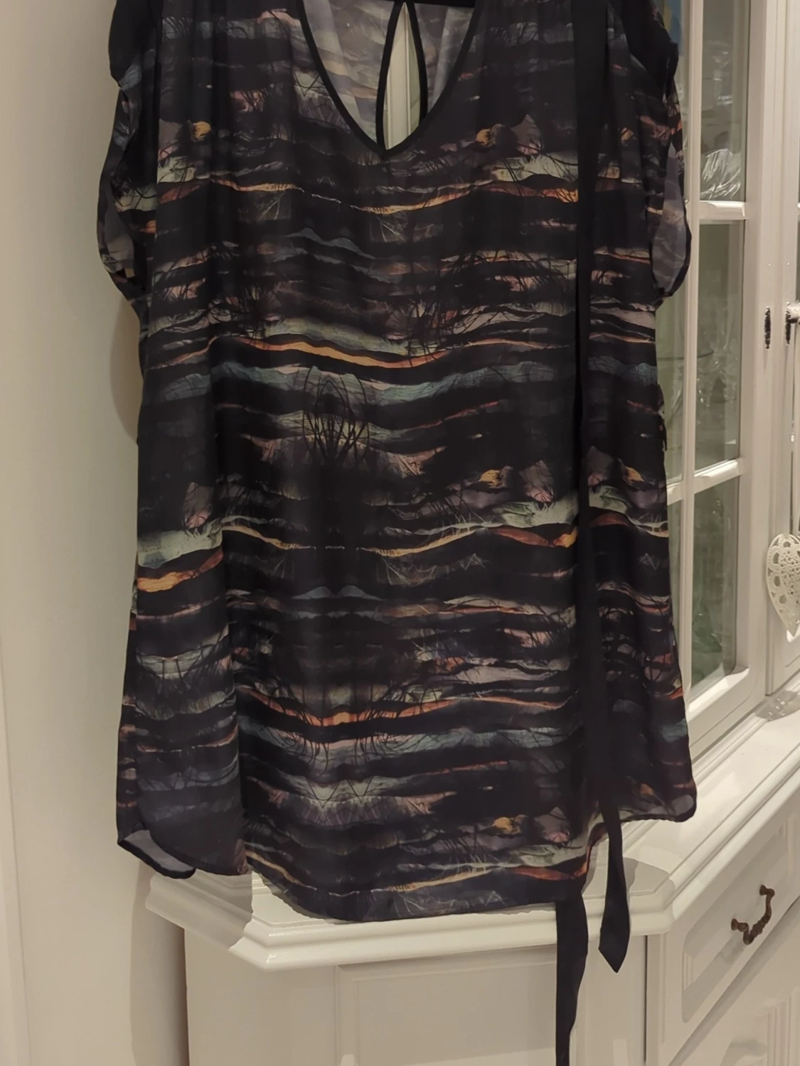 Mönstrad blus med knytband