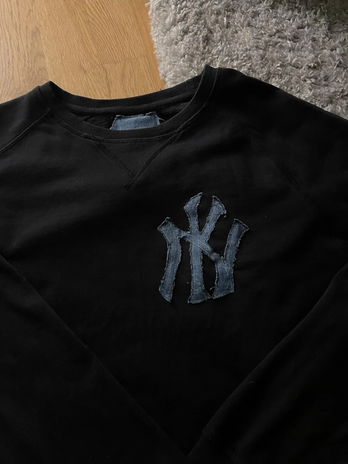 Svart sweatshirt med NY-logga (gjord själv) - 1