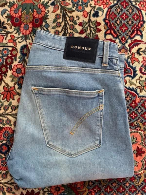 Dondup - Riktig sköna dondup jean i storlek W33 L32. Skicket på dessa baddingar är hyfsat schysst. Vid  några frågor eller funderingar tveka inte på att höra av dig!