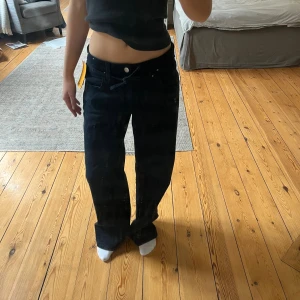 Mörka baggy jeans med låg midja - Säljer ett par svarta baggy jeans med låg midja och raka ben. Har ett snöra fastsytt. Helt oanvända. Obs de är från barnavdelningen men jag är en storlek S i damstorlek och de passar mig perfekt. Är mörkmörkblå eller svarta. 