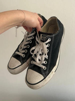 Svarta låga Converse  - Svarta låga Converse i storlek 40. Använda, men inga defekter. 