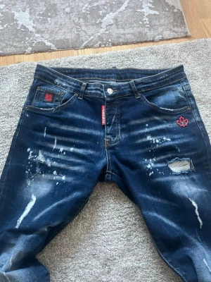 Mörkblå Dsquared2 jeans med slitningar - Snygga mörkblå jeans från Dsquared2 med coola slitningar. Använd ganska sällan. 9/10 skick. Går att diskutera pris, hör av dig!! Rep!