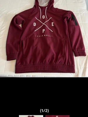 Vinröd hoodie från Dope - Snygg vinröd hoodie från Dope med stor vit logga på bröstet. Hoodien är perfekt för fjällen för en stilren och varm look. Skriv gärna vid minsta fundering! 🥰 Köpte för nypris: 1799 kr. 