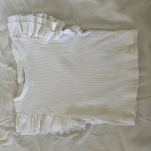 Topp med volang  - Säljer denna fina top från zara. Den är i bra skick och säljer då jag inte änvänder den längre. Kööppp❤️🥰