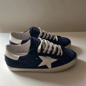 Golden Goose Superstar - Stilrena Superstar i marinblått. Nästan helt nya med klassiskt slitage från fabrik. Säljer då de inte passar mig längre. Kvitto medkommer. Inga tillbehör Skick: 9/10 Pris kan diskuteras 📦 Skickas eller möts upp