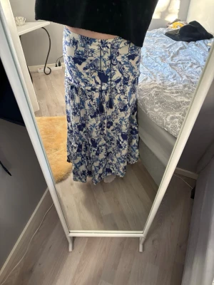 Somrig kjol🫰🏻 - En vit kjol med blått mönster som passar perfekt under sommaren💕