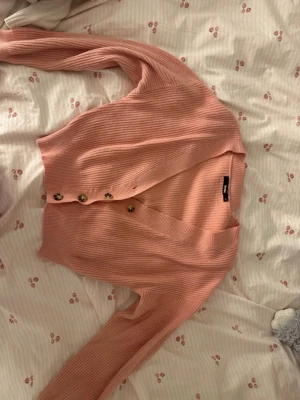 Korall kofta från Bik Bok - Korall färgad kofta från bikbok storlek xs knappt använd! 