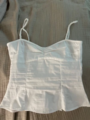 Vit hm topp - Säljer denna söta topp från hm💕 helt oanvänd💕 den har inga defekter eller liknande💕