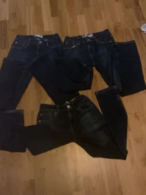Levi's 512 Slim Taper jeans mörkblå 3 st  - Säljer ett par Levi's 512 Slim Taper jeans i mörkblå denim. Jeansen har klassisk femficksdesign, smal passform och avsmalnande ben. Perfekt för dig som gillar en modern och stilren look. Levi's logga på etiketten och snygga detaljer vid fickor och knappar