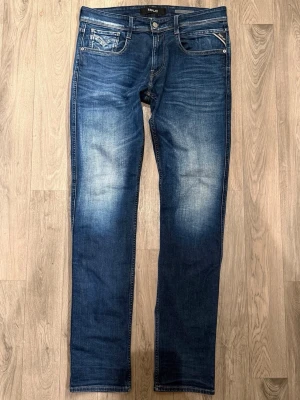 Replay Anbass Jeans Marinblå W33 L34 - Mycket fint skick. Storlek W33/L34. Mått - Midja: 43cm, Ytterbenslängd: 108,5cm, Benöppning: 16,5cm. Modellen är 185cm & 63kg. Hör av dig vid funderingar!🤝