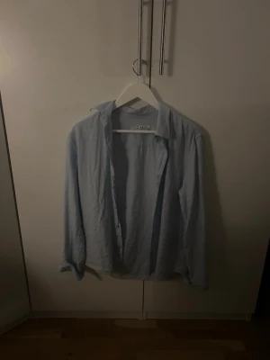 Ljusblå linne skjorta - Här är en riktigt skön linne skjorta ifrån Cubus, passar perfekt till en varmsommar dag men även under en hoodie på vintern. Använd ett få tal gånger och har inga defekter!