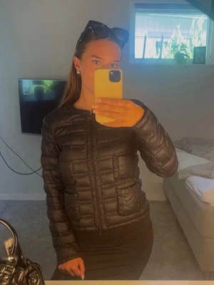 Moncler dunjacka  - Hej! Jag säljer min dunjacka från Moncler, i modellen ”Lissy Jacket”. I storlek XS. Perfekt till våren. Hör av er vid frågor 💌