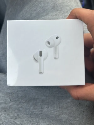 Apple AirPods Pro 3 trådlösa hörlurar - Säljer ett par vita Apple AirPods Pro 3 med in-ear design och silikontoppar för extra komfort. Hörlurarna har stilren och kompakt form, levereras i originalförpackning. Perfekta för dig som vill ha grymt ljud och smidig anslutning till din iPhone eller andra Apple-enheter.