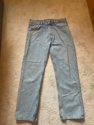 Ljusblå raka jeans från SPACE - Säljer ett par ljusblå jeans från SPACE med rak passform och klassisk femficksdesign. Jeansen har normal midja och är tillverkade i denim med snygg tvätt. Perfekta för en avslappnad och trendig look.