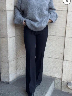 Svarta bootcut byxor i bomull - Snygga kostymbyxor från Nelly 