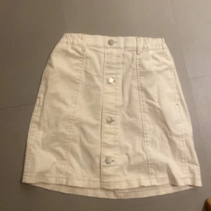 Vit jeans kjol - En fin vit jeans kjol för 9-10 år ⚪️⚪️ aldrig använd, bara på bilden