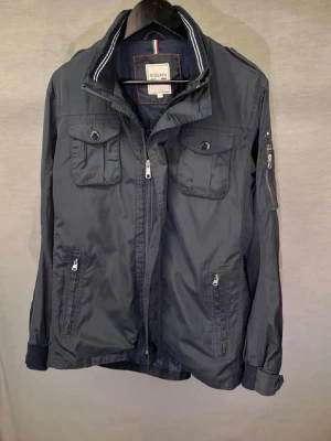 Field jacka - Hej, säljer nu denna fina jacka ifrån Giovanni, storlek L men passar även M. Fint skick utan några defekter. Bara att skriva vid funderingar!
