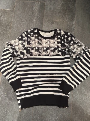 Balmain 2017 Stars and Stripes  - Super rare balmain tröja från 2017. Den har dragkedja på båda sidorna. Svarar alltid på frågor eller förslag!😁