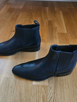 Ett par chelseaboots från Primeboots. I storlek:38, innermått:25cm. - Ett par chelseaboots från Primeboots. I storlek:38, innermått:25cm. Bootsen är i nästintil nyskick.