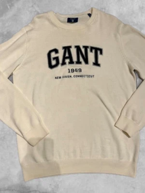 Gant stickad tröja - Säljer nu en gant stickad tröja i storlek L! Bara att kontakta vid frågor osv! Har en liten fläck vid magen men syns inte när man har på den!