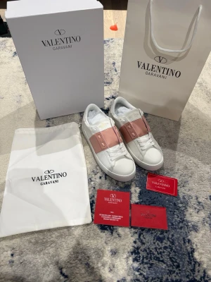 Valentino open skor rosa - Väldigt snygga valentino skor till tjejer. Storlek 39. Allt på bilderna tillkommer! Aldrig använda!
