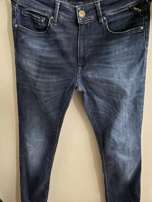 Mörkblå skinny jeans från Replay - Säljer ett par replay jeans!🔥 Pris kan diskuteras vid snabb affär🔥🔥