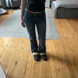 Lågmidjade bootcut Diesel jeans  - Säljer ett par blå bootcut jeans från Diesel med låg midja och snygga detaljer på bakfickorna. Står storlek 26/S på lappen. Små defekter i tyget men tror det ska vara så. 