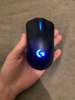 Logitech G703 Lightspeed gamingmus - Trådlös svart gamingmus från Logitech, modell G703 Lightspeed. Musen har en snygg blå LED-belysning på loggan och scrollhjulet. Ergonomisk form och tillverkad i plast, perfekt för gaming och snabba rörelser. Inga problem med den. Laddare och kartong ingår. Den är bara använd några gånger men knappast.