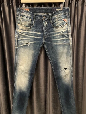 Replay anbass - EXTREMT FET WASH - Replay anbass - skick 8/10 - storlek 33/34 - längd: 105,5cm | midja: 43cm - extremt snygga jeans med både slitningar och den fetaste tvätten på marknaden, ytterst sällsynta och svåra att få tag på! - hör av er vid frågor🙌