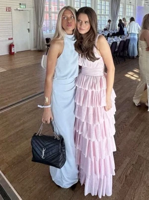 Ljusblå balklänning - Superfin ljusblå balklänning! Säljs tyvärr inte längre och köpt för 1400kr! 💕Endast envänd vit ett tillfälle! (Lånade bilder)