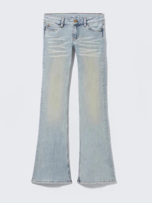 Cheap Monday jeans ljusblå - Bara testade en gång men passade inte, så i nyskick med inga defekter!🙌 (Prislappen är dock avtagen.) Ljusblå bootcut jeans med coola slitningar och blekta detaljer på framsidan. Trendig låg midja. 